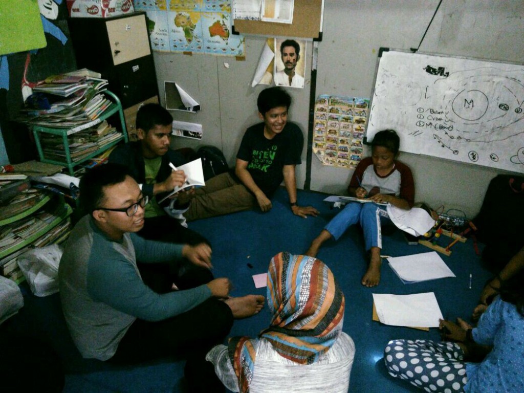 Aktivitas Sharing di ruang belajar